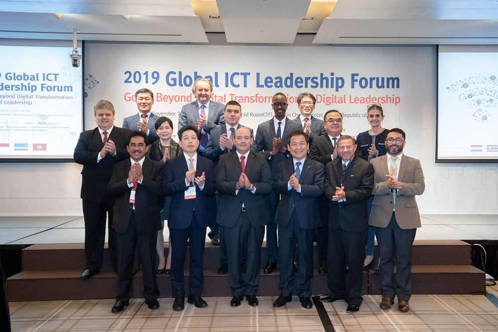 Participants of the Global ICT Leadership Forum are applauding on the podium.