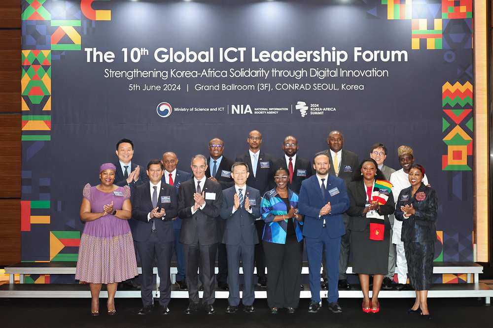 Participants of the Global ICT Leadership Forum are applauding on the podium.